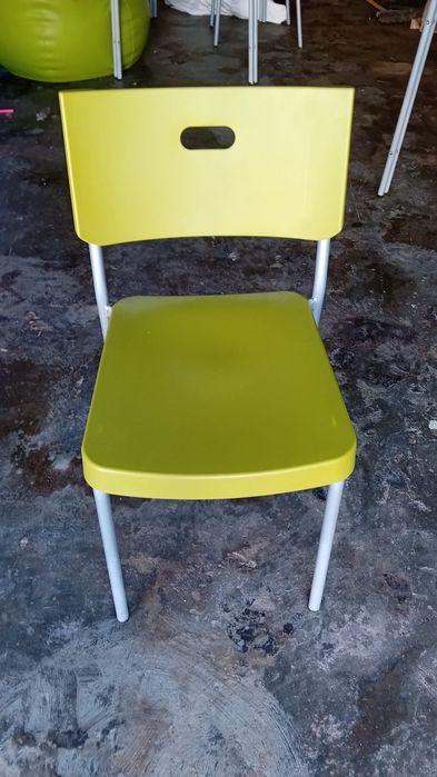 Conjunto de cozinha (mesas com tampo em vidro e cadeiras)