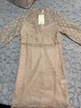 Vestido bege com pormenores