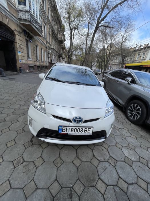 Авто в аренду Toyota Prius 700грн.