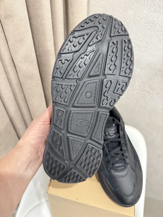 шкіряні кросівки оригінал від Ugg