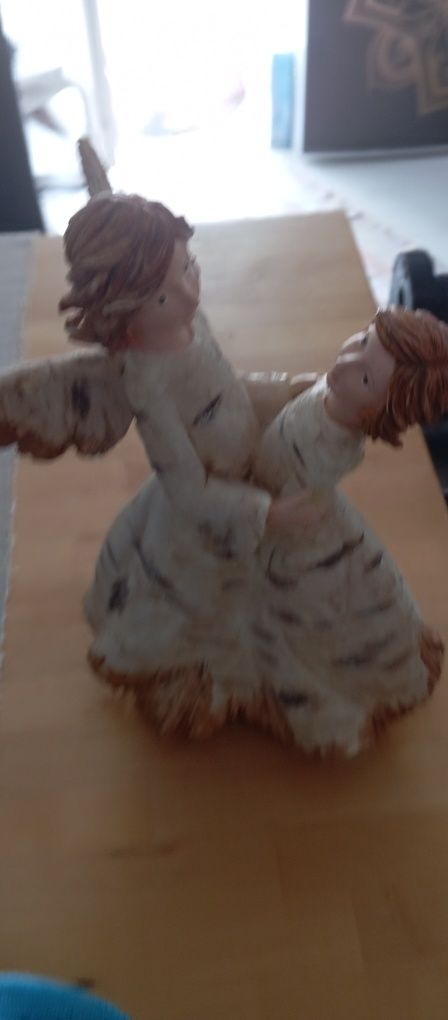 Estatueta anjos abraçados