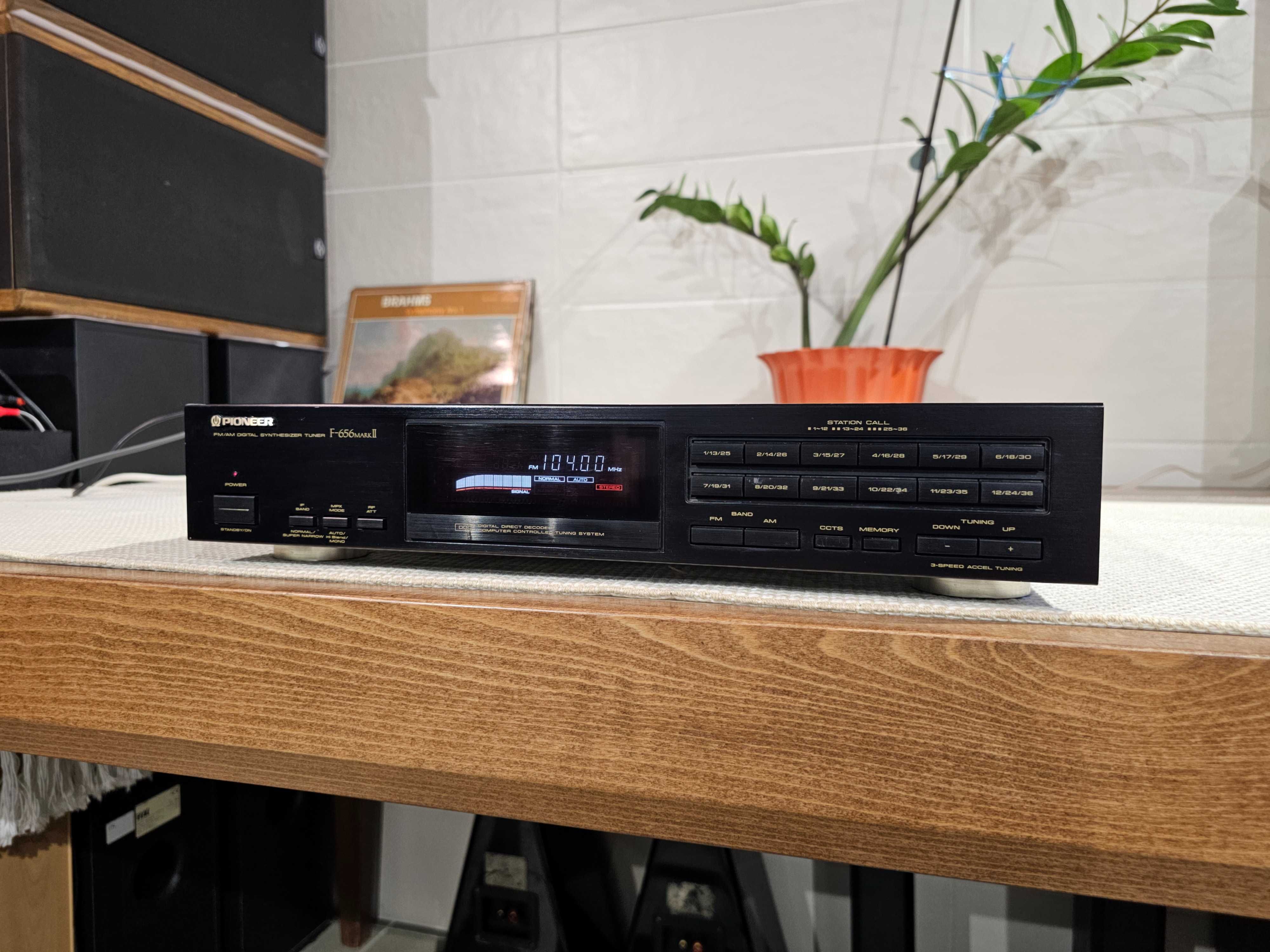 Стерео тюнер Pioneer F-656 Mark II  FM/AM Digital Synthesizer