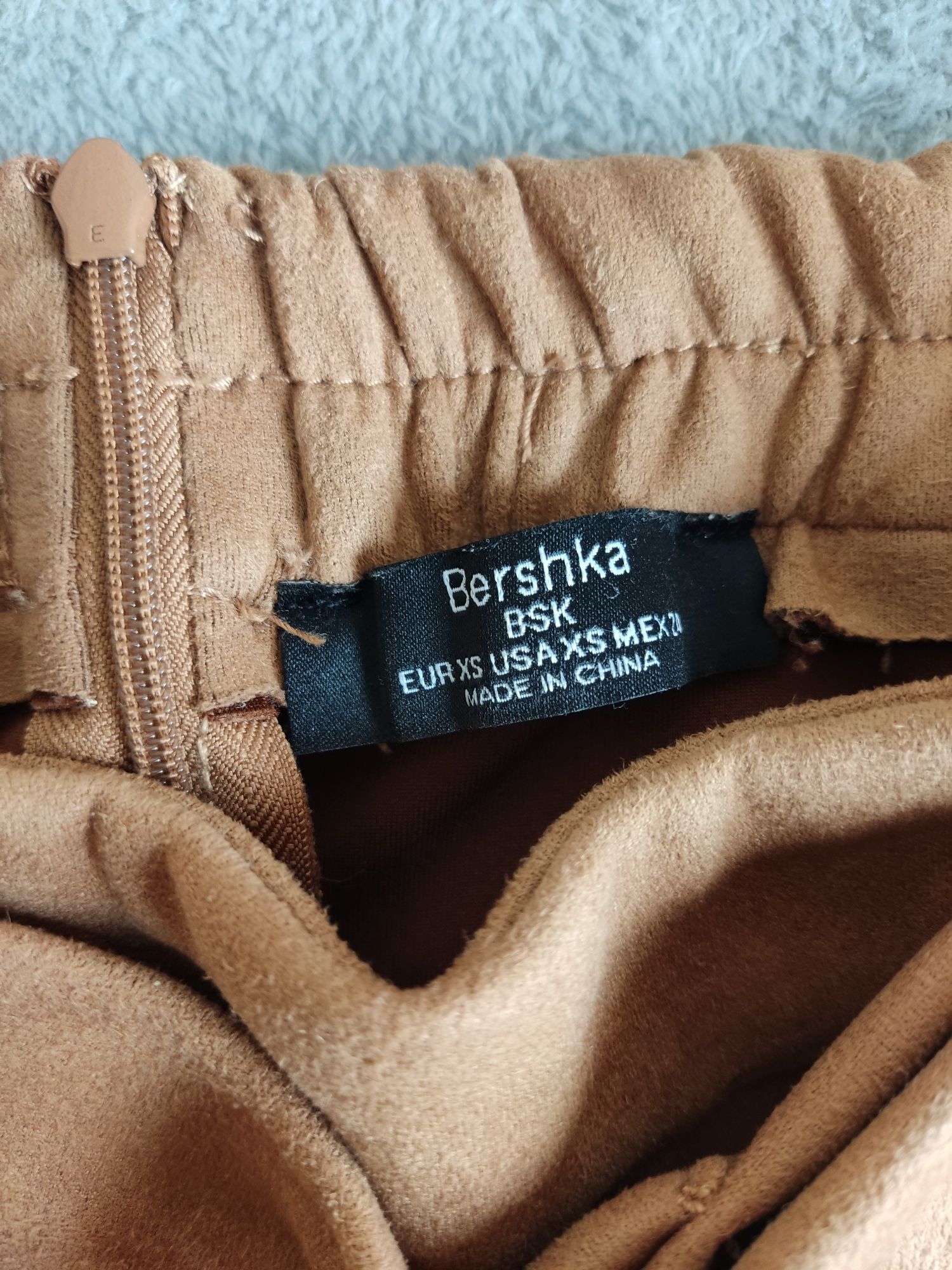 Zamszowa spódnica mini BERSHKA XS