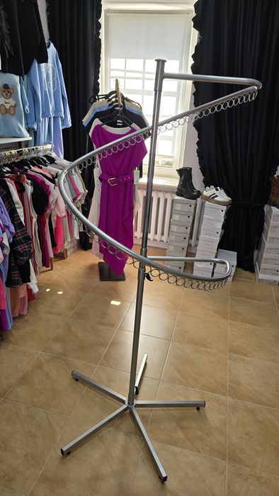 Stojak na ubrania . Sklepowy
