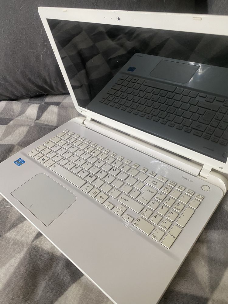 Laptop Toshiba i3, 8gb ram, SSD