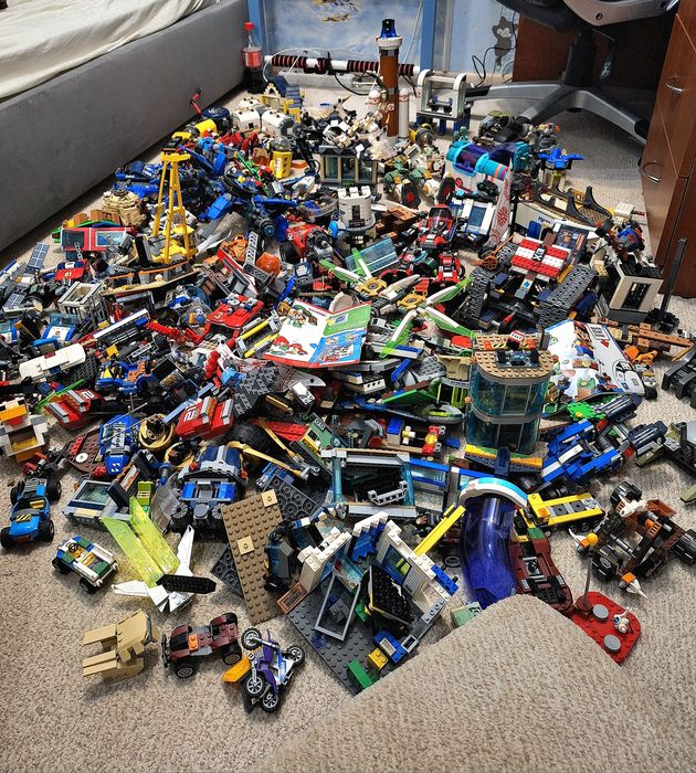 Продам велику коробку LEGO!