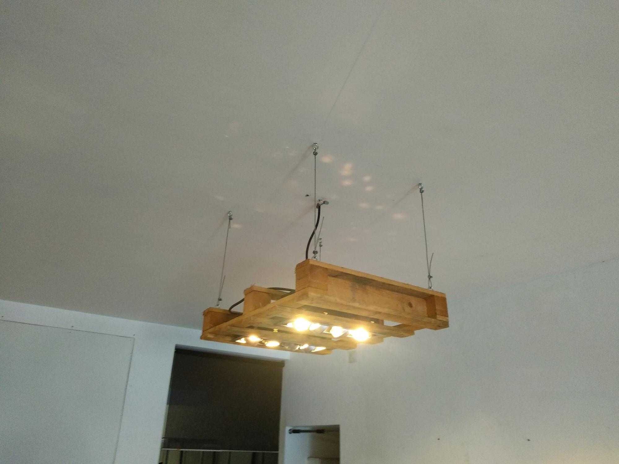 Projetores de luz encastrados em paletes para tecto.