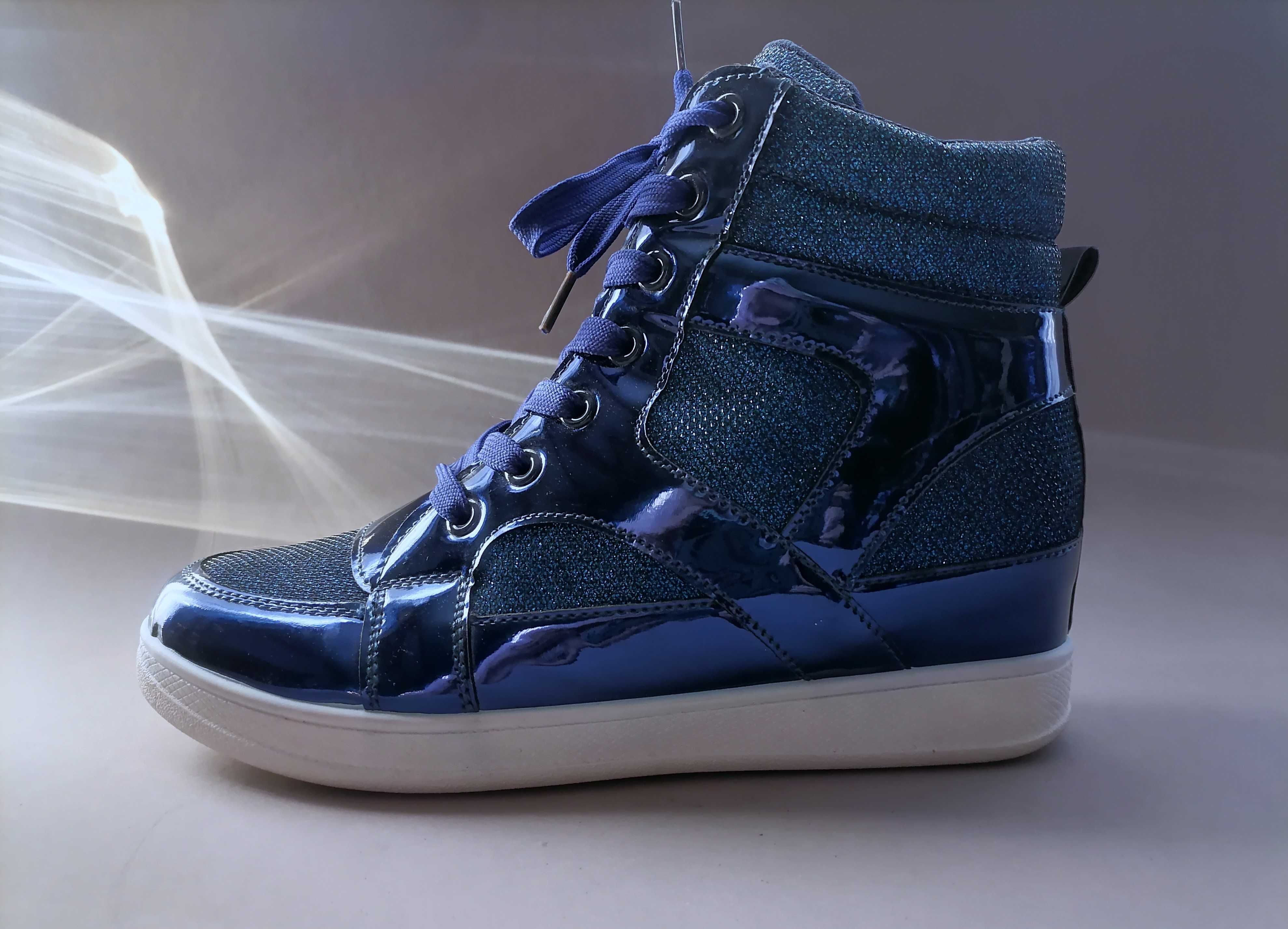 Niebieskie sneakersy w stylu glamour - rozm. 40