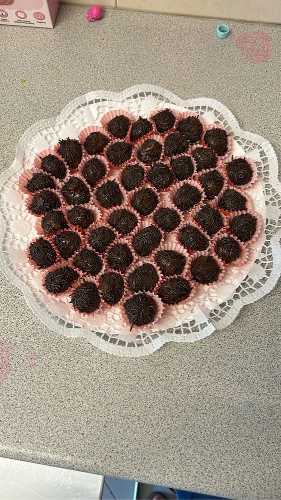 Vendo Pão de queijo, brigadeiros , bolos e brownie