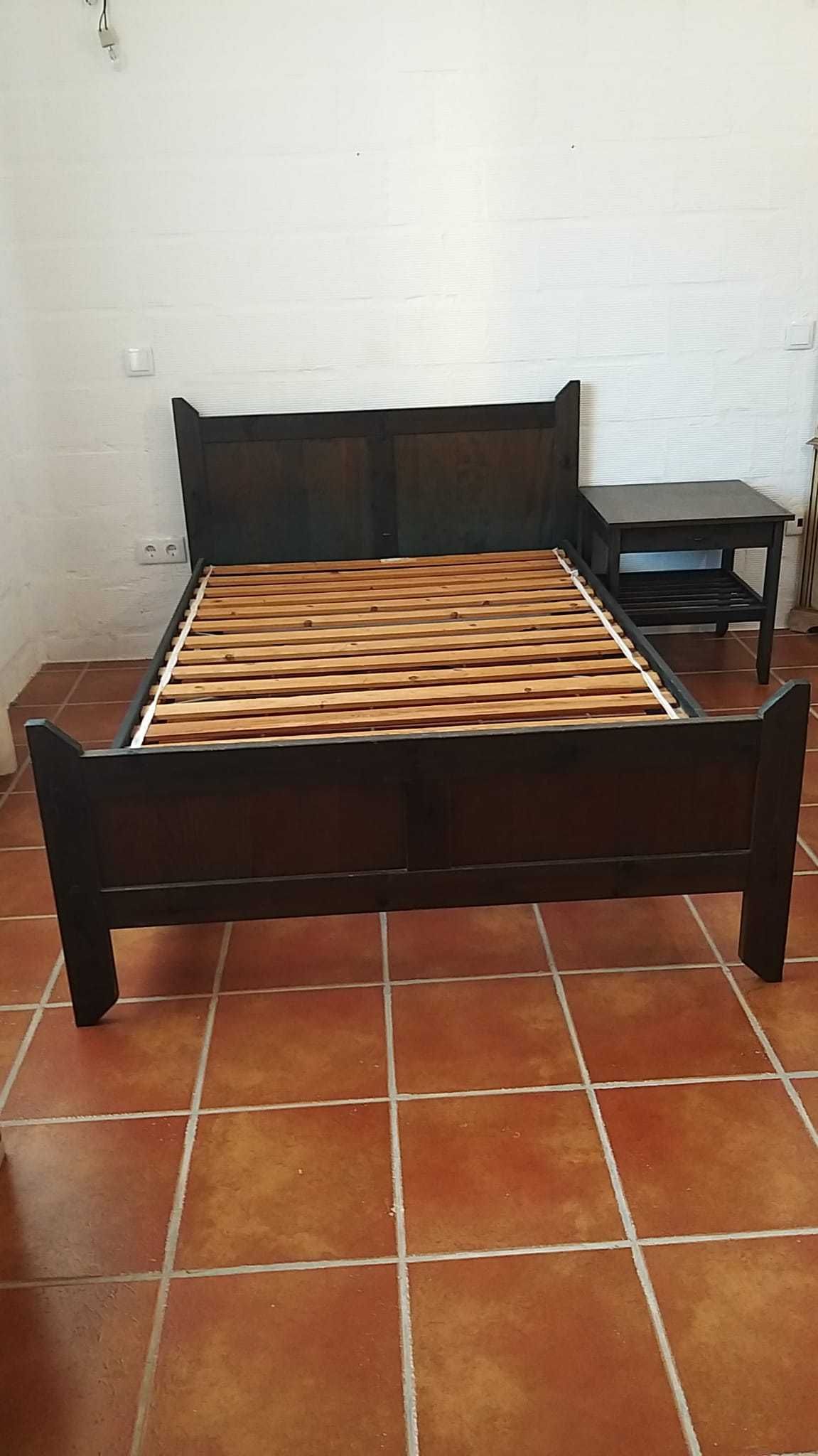 Conjunto IKEA - Cama de solteiro com mesa de cabeceira