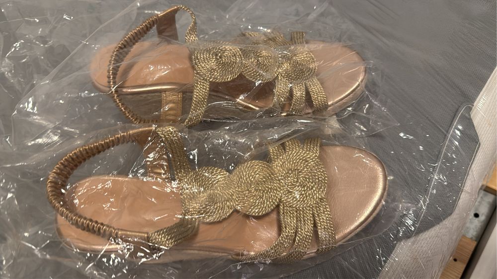 Sandalia plataforma dourada shein