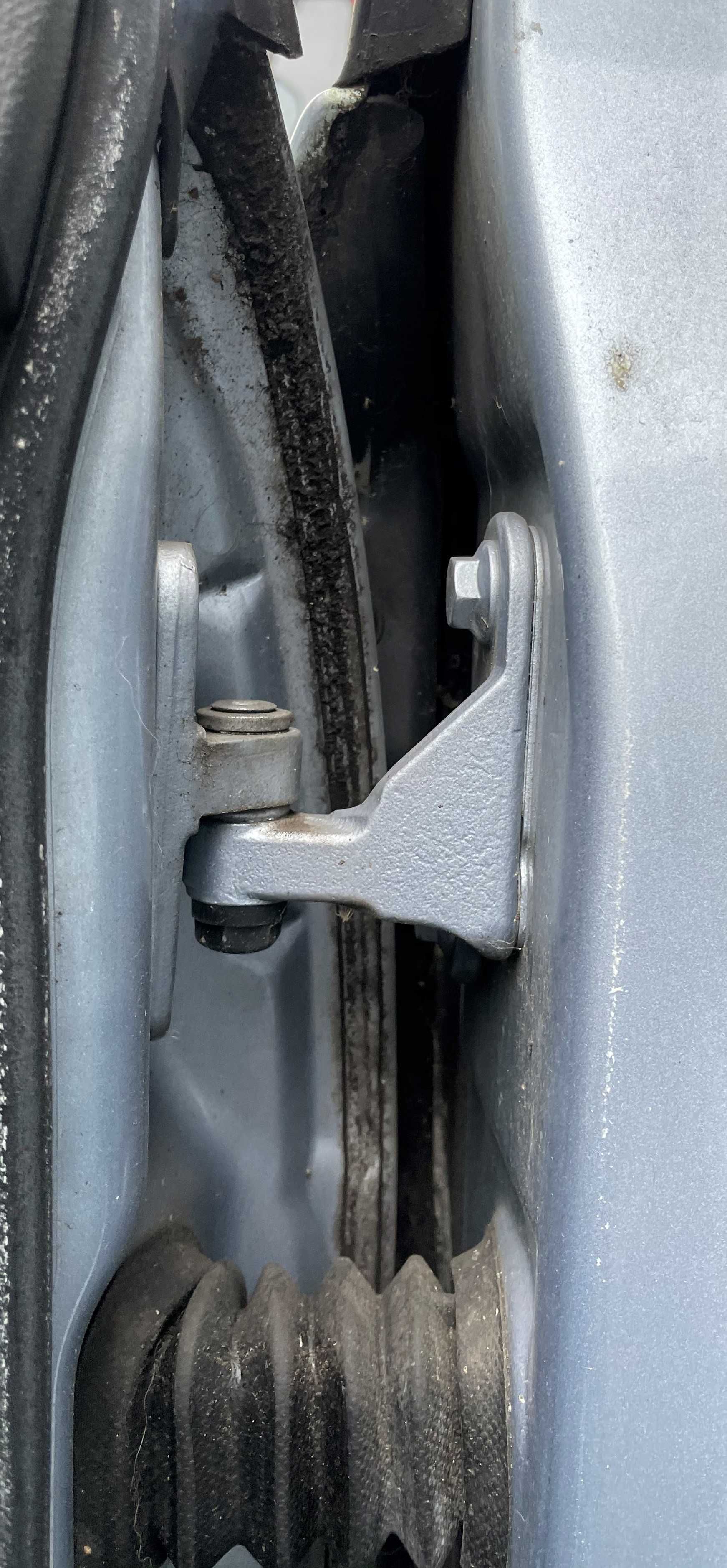 Mercedes B klasa W245 Zawias zawiasy drzwi przód ogranicznik części