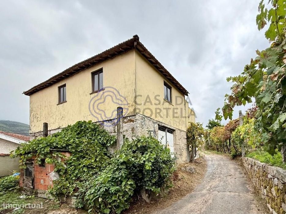 Oportunidade Única em Arouca — Imóvel para Restauro junto ao Centro