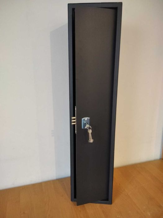 Оружейный шкаф на 2 ружья с трейзером и полкой