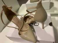 Sapatos e Botas de Senhora em pele nº 38. 6 pares por 75 euros