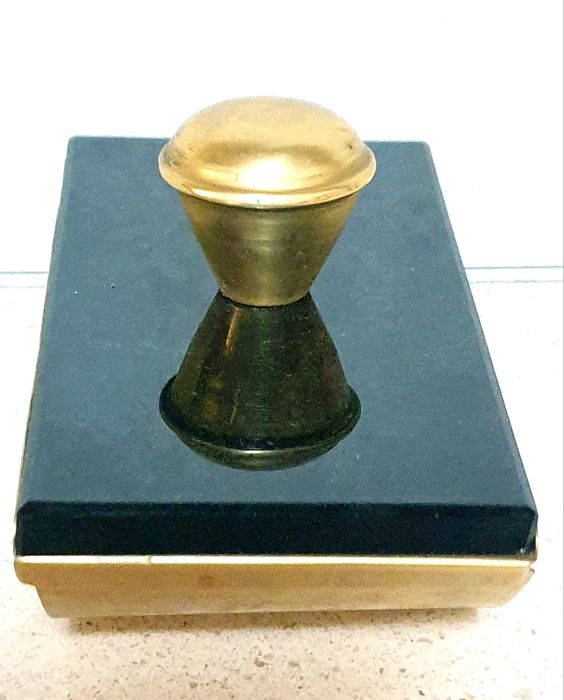 Antigo Mata Borrão em latão e vidro preto