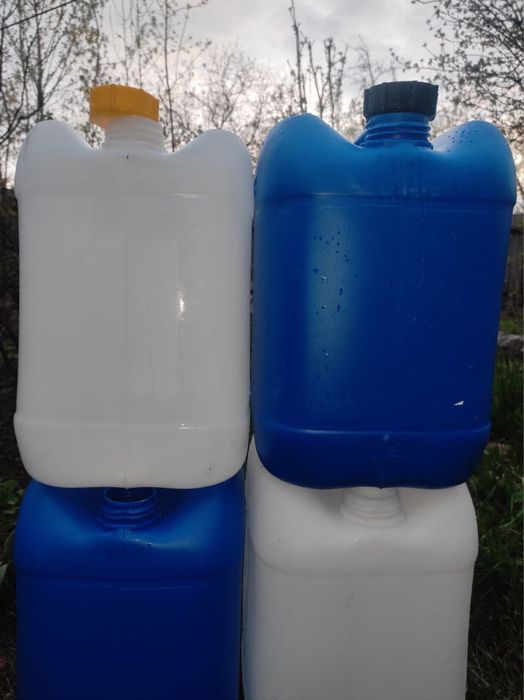 Продам 20  літрові каністри