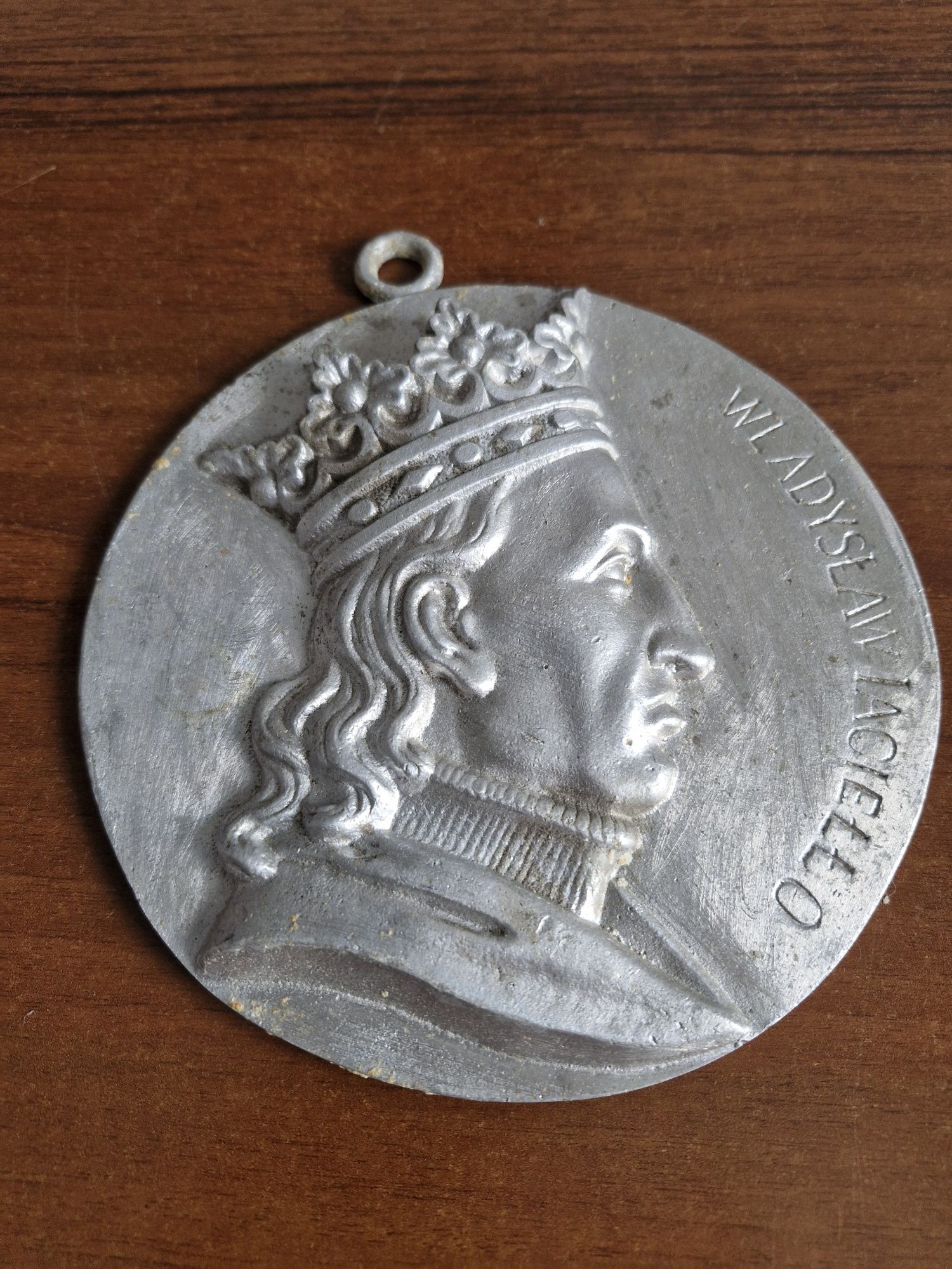 Medalion metalowy na ścianę W. Jagiello