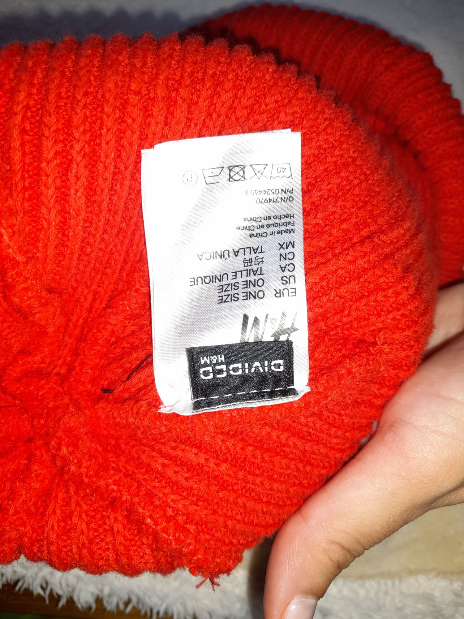 Gorros H&M, azul e laranja