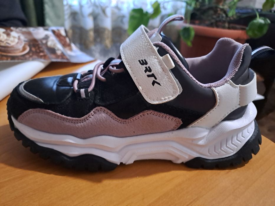 Продам  дитячі кросівки  турецької  фірми к.пафі та бартек