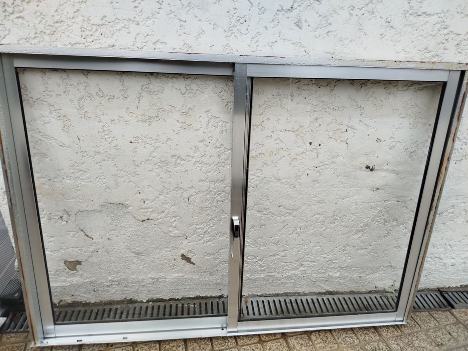 Janela em alumínio com aro 153,5cm por 108 cm