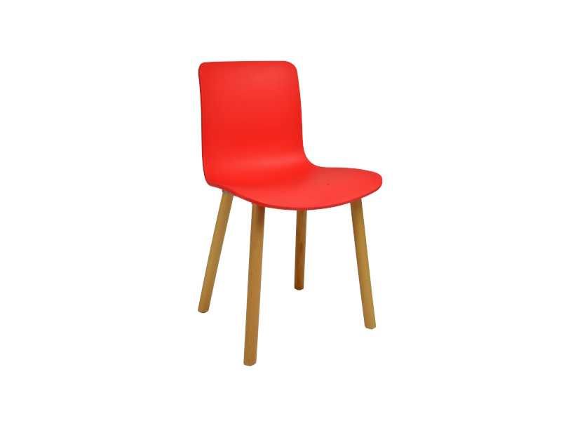 Krzesło dro czerwone plastikowe na drewnianych nogach
