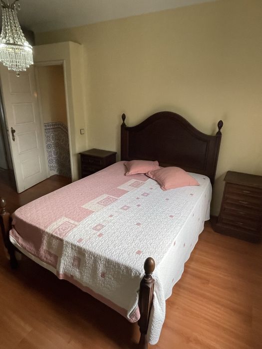 Cama de casal com mesas de cabeceira e colchao