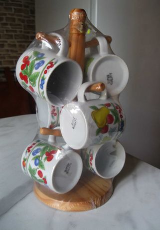Набор кофейных чашек на деревянной подставке, на 6 персон