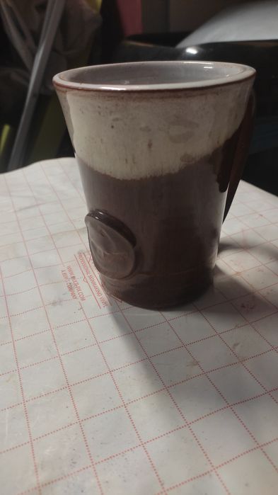 Duży stary kubek ręcznie tworzony vintage.