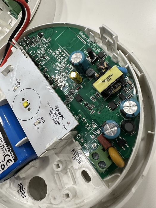 Lampy awaryjne 4 sztuki, założone do lokalu przez 1 rok, 100% sprawne