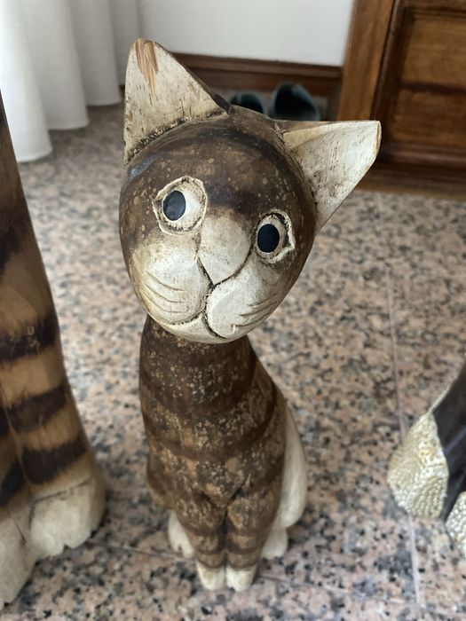 Gatos em madeira