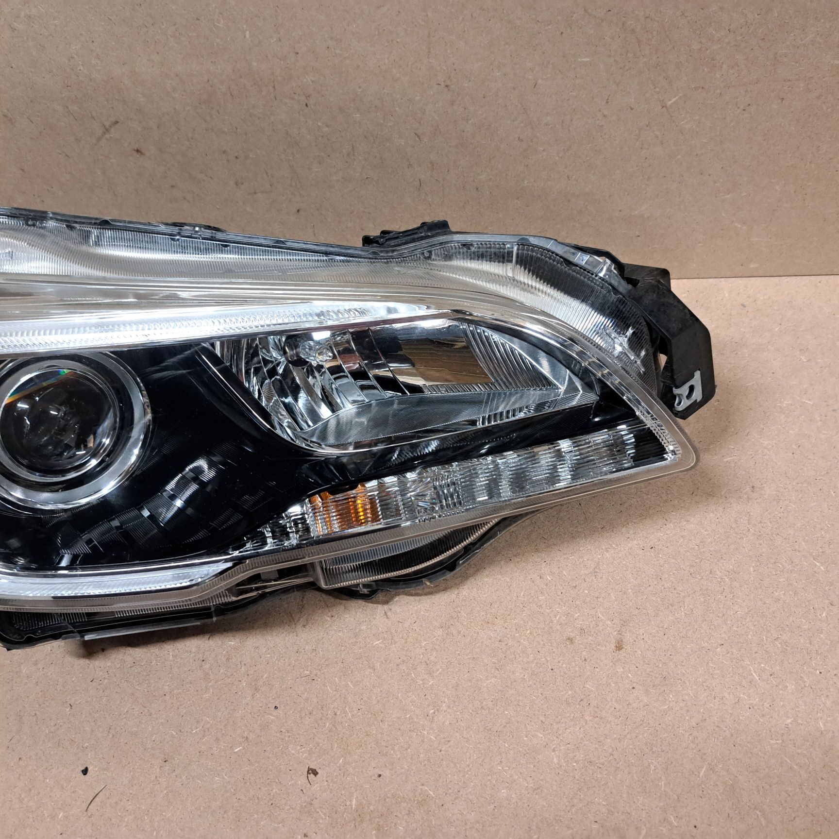 Lampa reflektor led subaru Legacy outback prawy europa