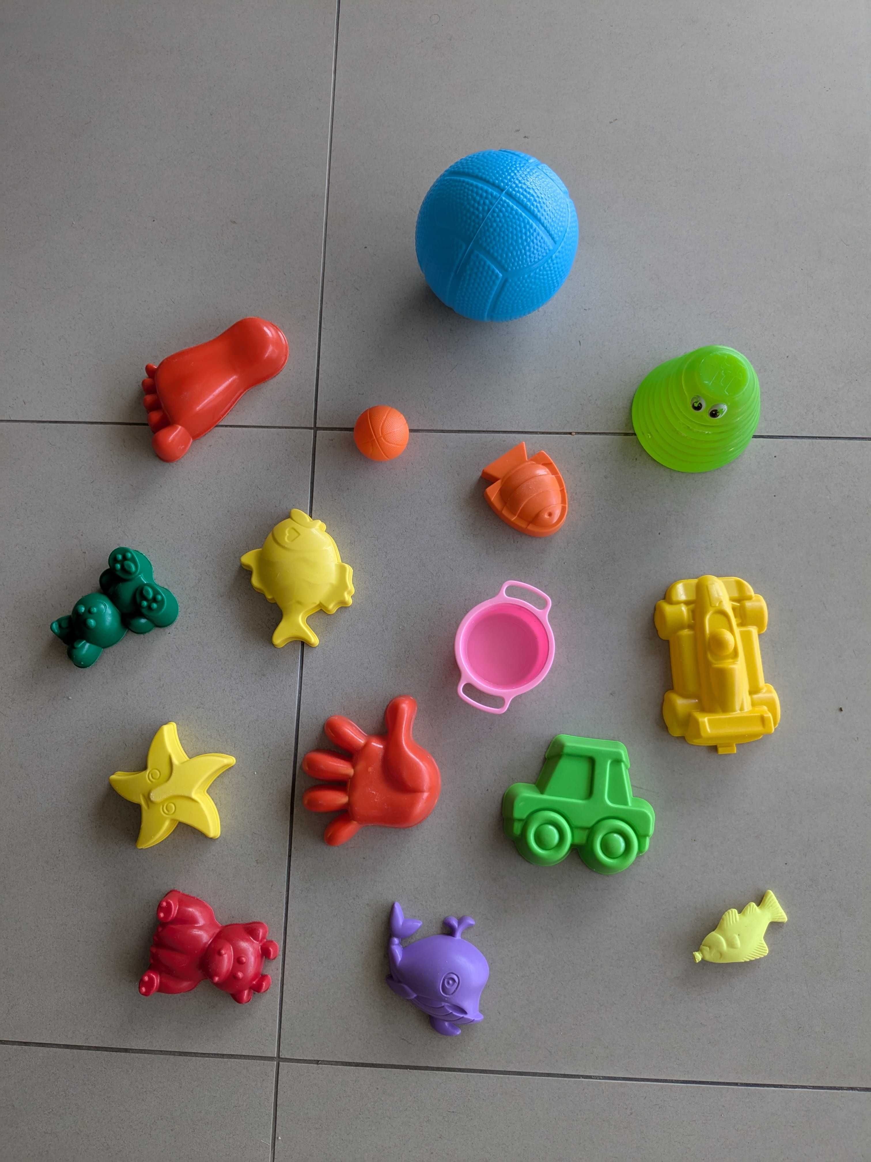 Diversos brinquedos para a praia ou piscina
