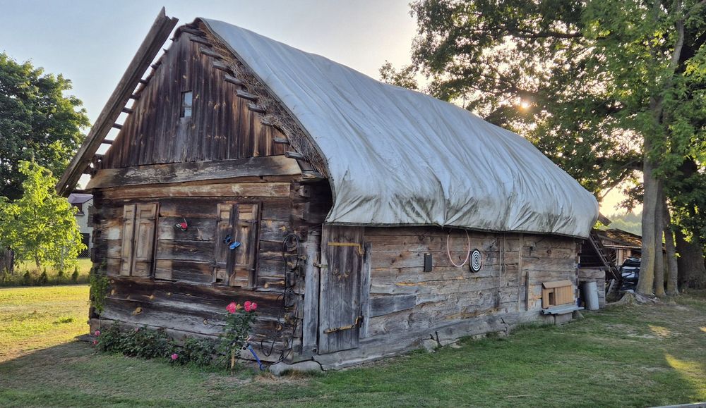 Stary drewniany dom z grubych bali