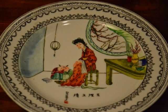 Prato oriental com figura feminina e criança