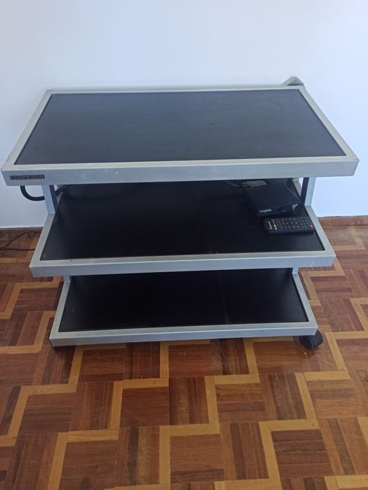 Móvel com 3 prateleiras 

Dimensões: 70 x 55 x 40