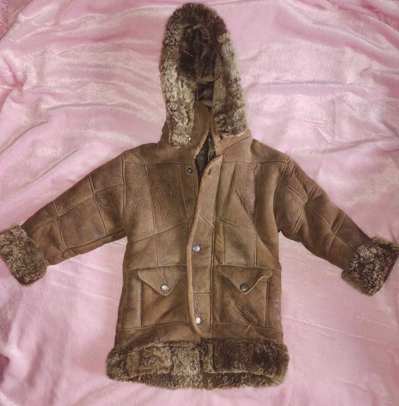 Дубленка с капюшоном из овчины,теплая на мальчика 4-5 лет,коричневая