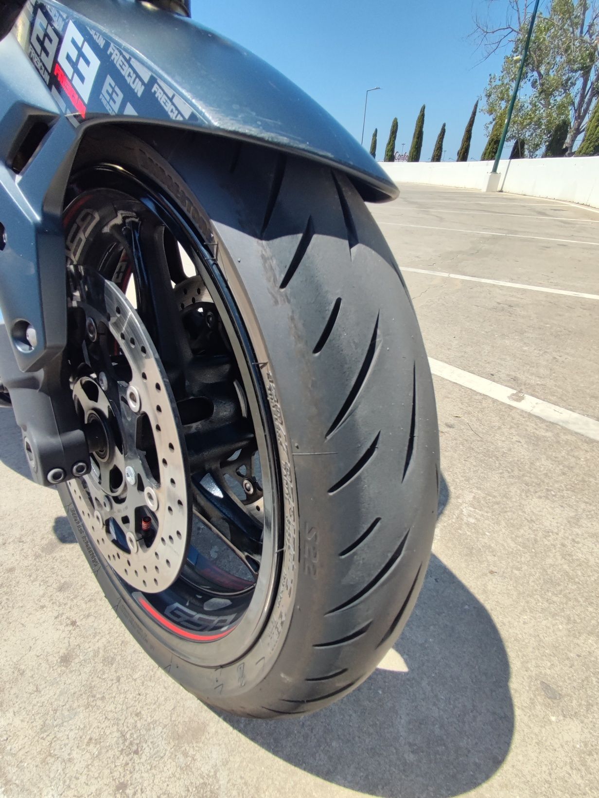 Suzuki GSR 750 FREEGUN (Edição limitada)