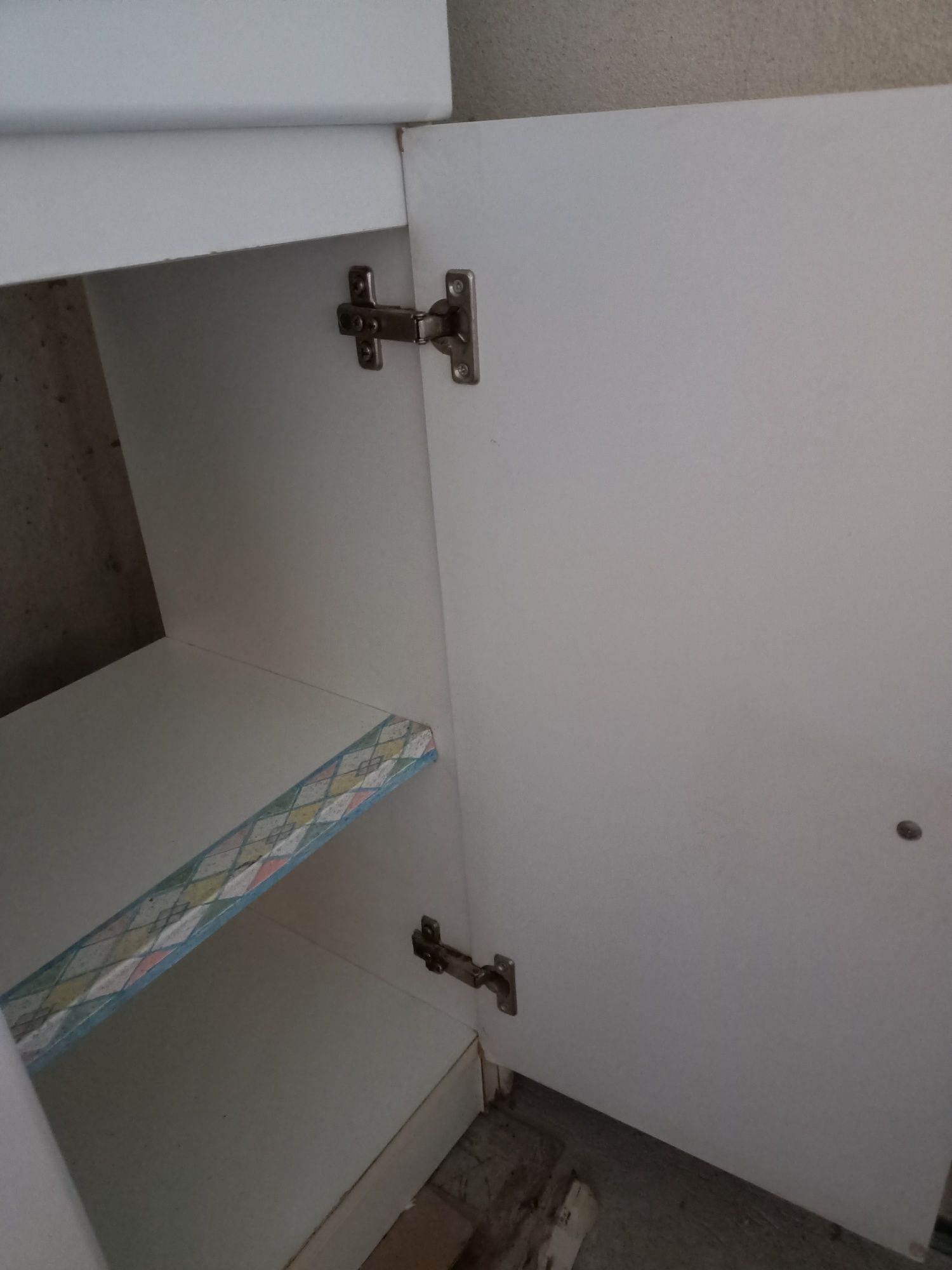 Szafka łazienkowa z umywalką i baterią