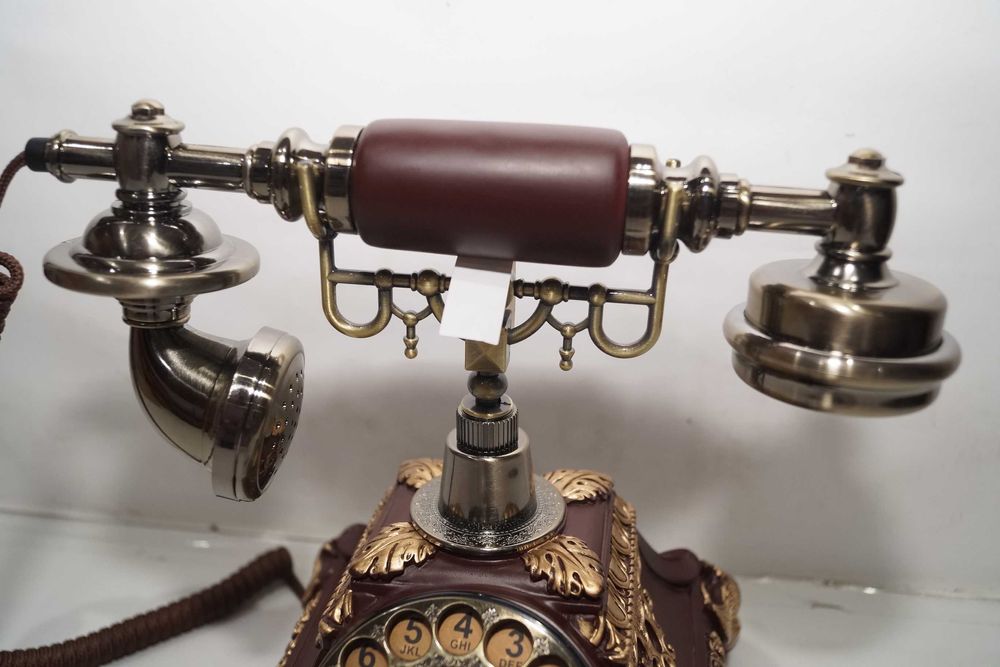 Starodawny staromodny telefon stacjonarny vintage obrotowa tarcza SIM