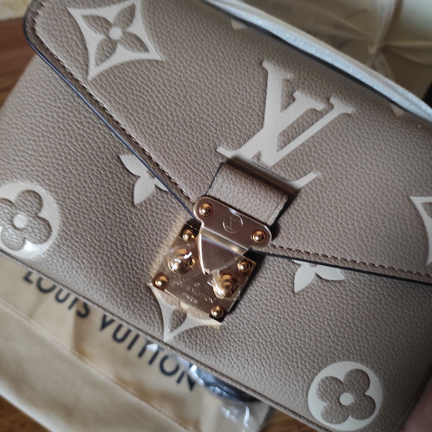 Женская сумочка в бежевом цвете Louis Vuitton