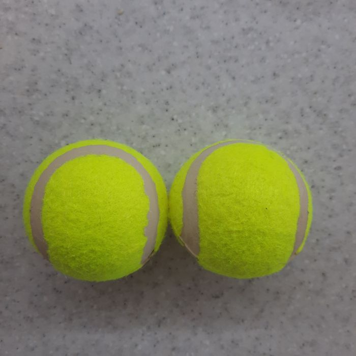 Продам 2 мяча для большого тенниса.