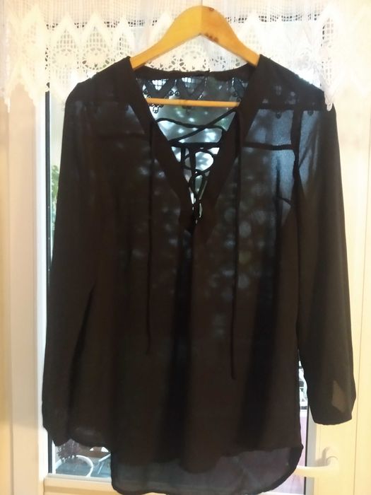 czarna bluzka ze sznurowaniem na dekolcie