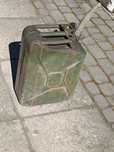 3 stalowe kanistry na benzynę 20l