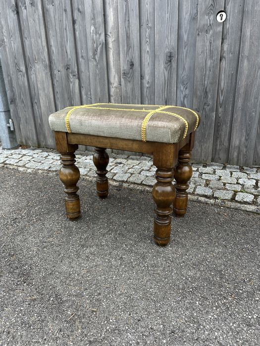 Zabytkowy podnóżek drewniany taboret tapicerowany stołek mahoń