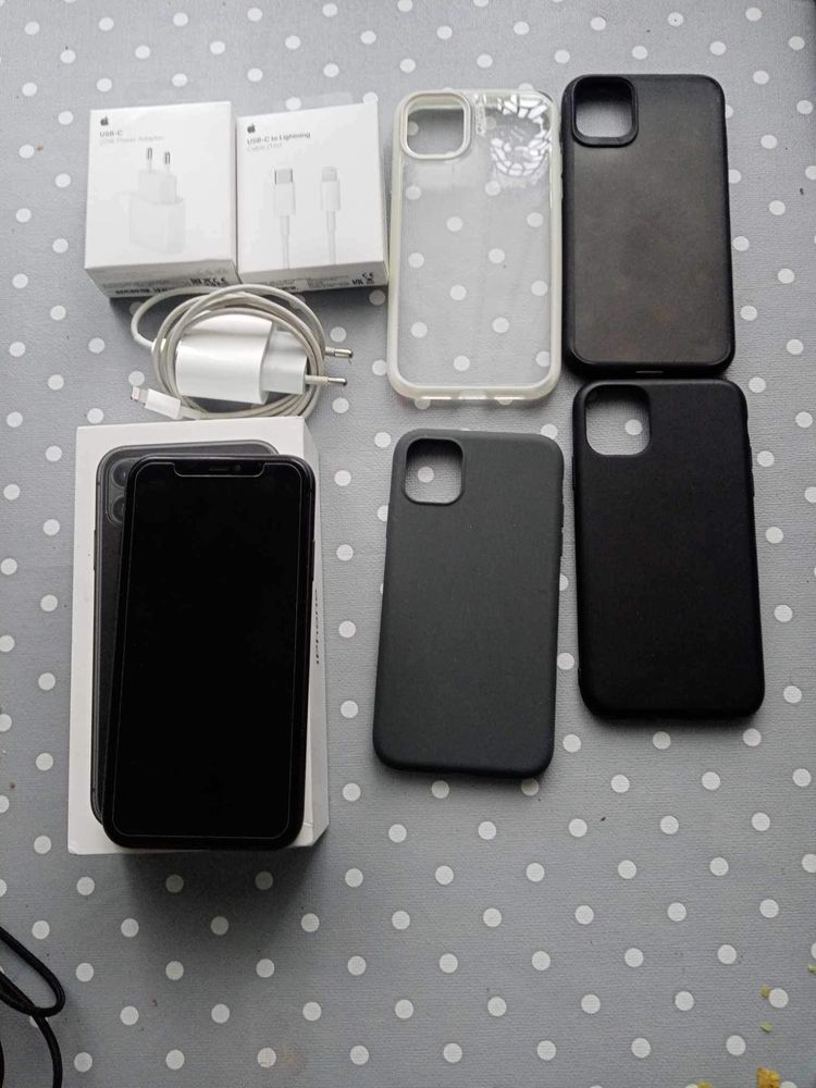 Iphone 11 64 gb + ladowarka i 4 etui