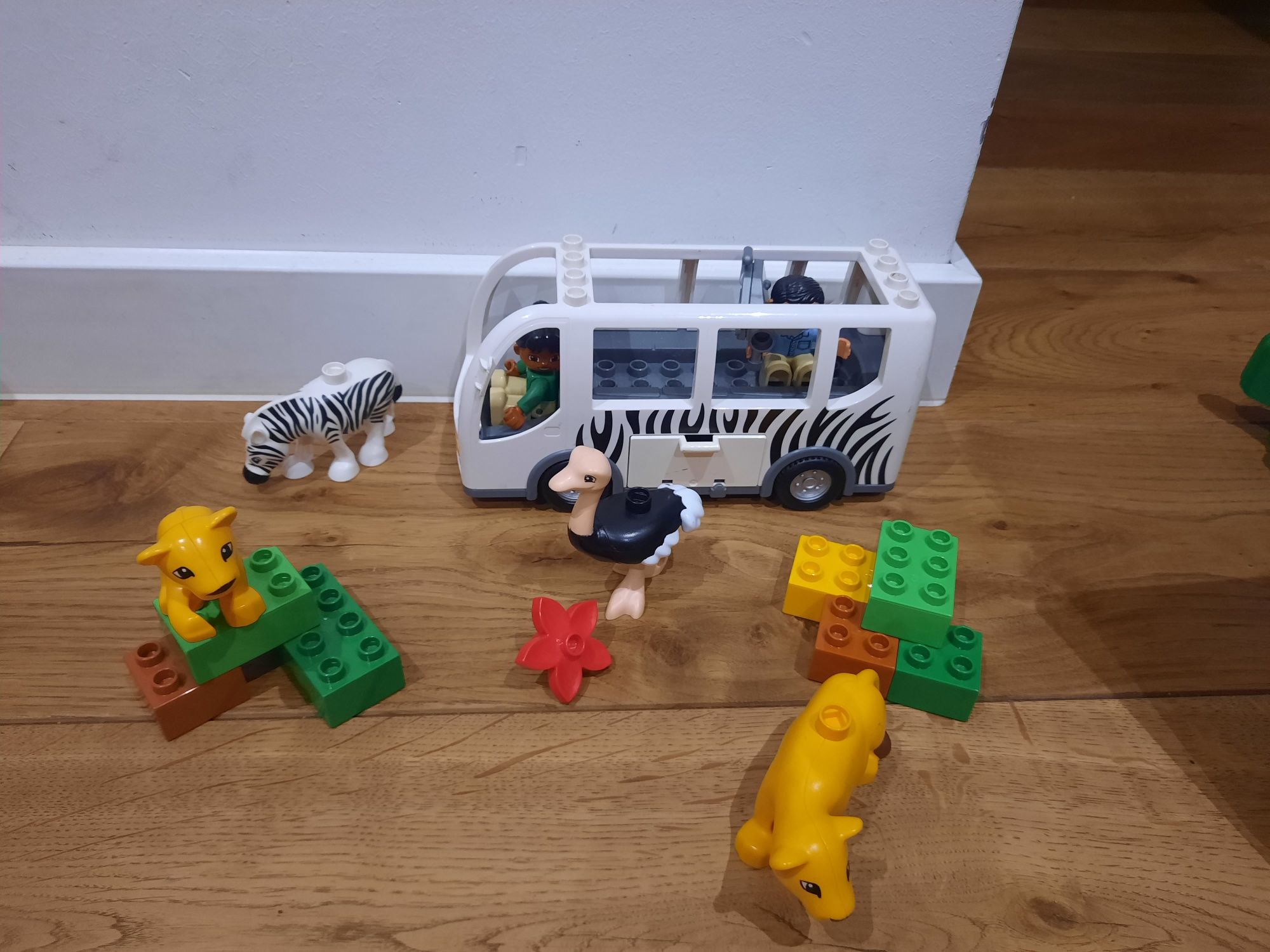 Lego duplo safari bus