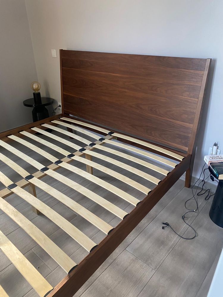 Cama de madeira maciça 160x200. Esta cono nova.
