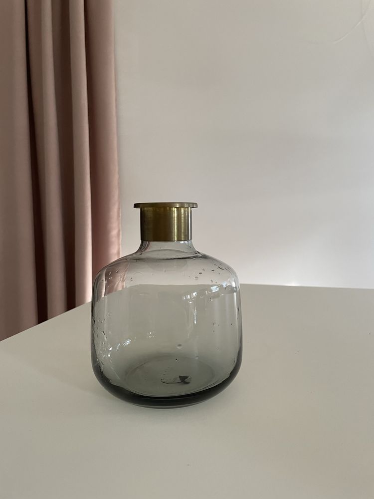 Wazon szklany z ZARA HOME ze mosiężnym kołnierzem