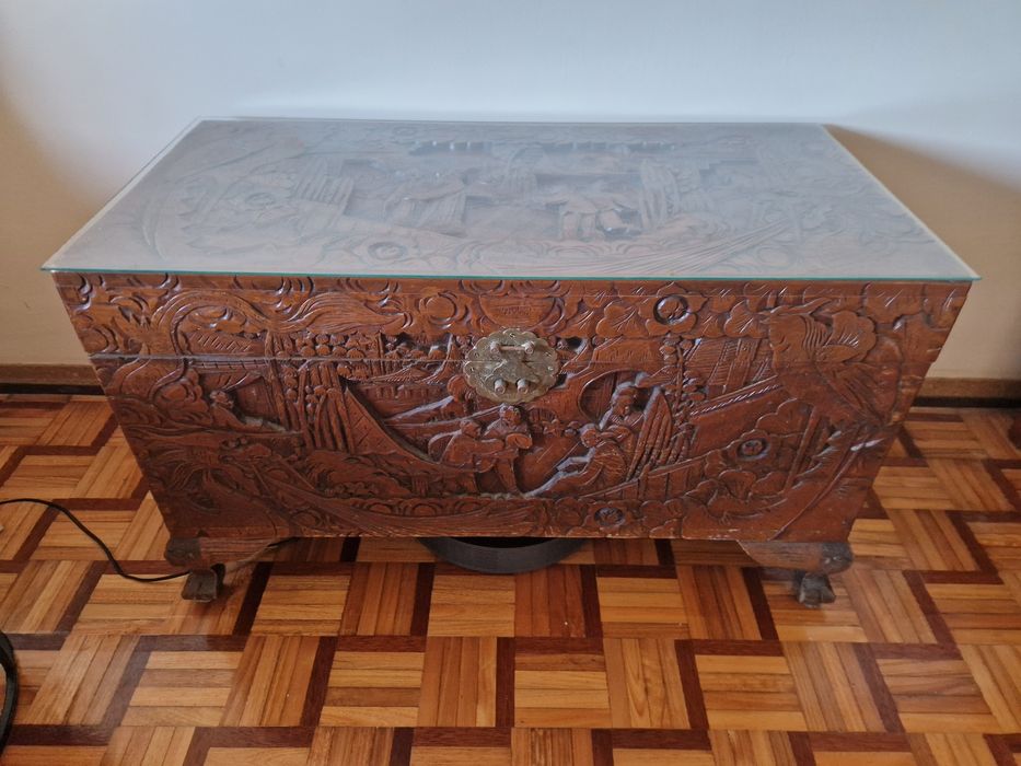 Arca chinesa de cânfora completa e com vidro